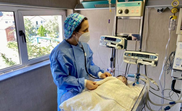 "NDËRHYRJE E RRALLË TEK NJË FOSHNJË E PORSALINDUR NË QSUT"/ Manastirliu falënderon mjekët: Ekipi i kardiokirurgjisë në vijën e parë për të shpëtuar jetë