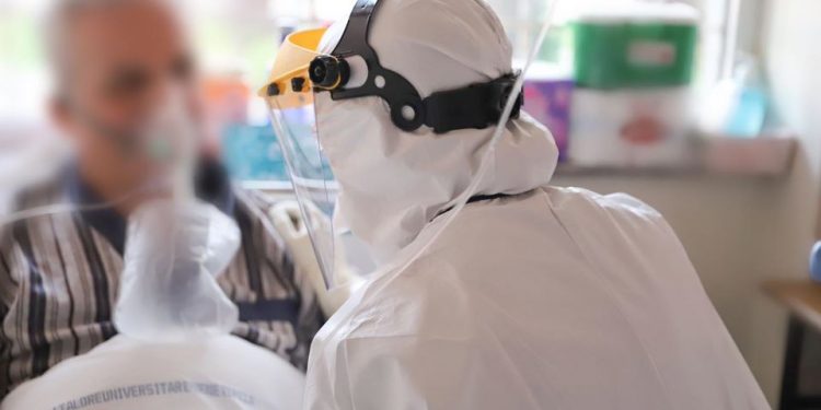 EDHE POLIKLINIKA NR. 9 VATËR INFEKSIONI/ Mjeku preket nga koronavirusi, u merret tamponi kolegëve