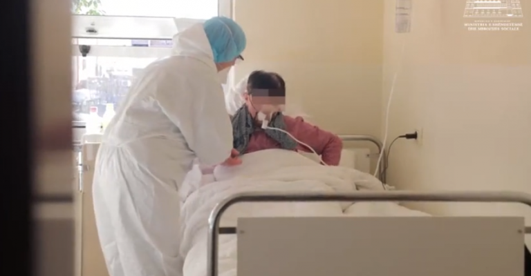 “ISHTE SHUMË E RËNDË TMERROHEM KUR E KUJTOJ”/ Pacienta rrëfen vështirsitë me COVID-19. Manastirliu: U rikthye në jetë, pasi pa vdekjen me sy