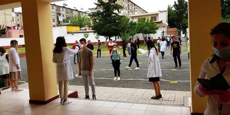 COVID-19/ Ministria e Arsimit kërkesë Policisë së Shtetit: Mos të pengohet lëvizja e studentëve në zonat e kuqe