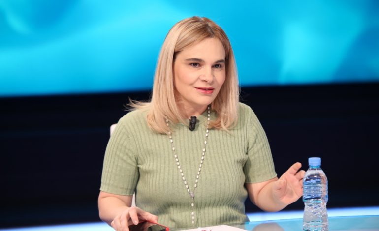 HABIT Kryemadhi: “Covid-19” është konspiracion, ja si mashtron qeveria me shifrat e të vdekurve