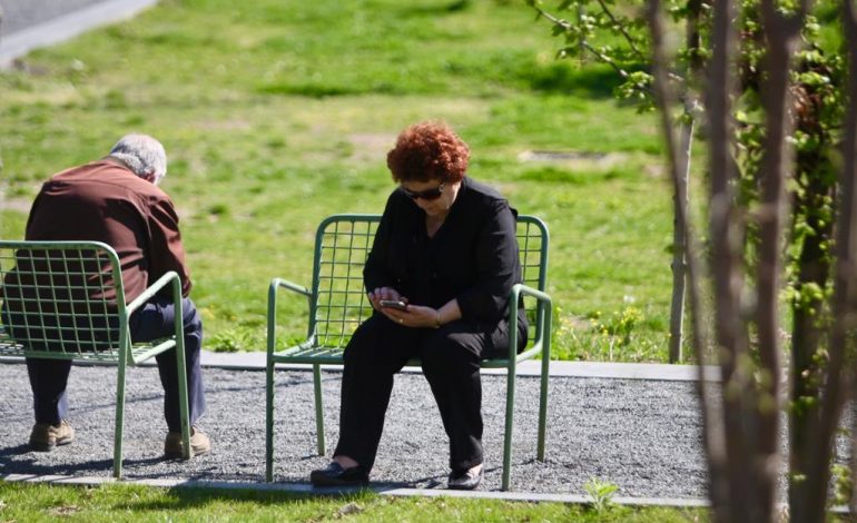 KORONAVIRUSI/ Pensionistët shfrytëzojnë të dielën e lirisë për shëtitje në parqe dhe ambientet publike