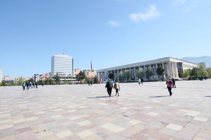 SOT TË MOSHUARIT DHE FAMILJET ME FËMIJË DERI NË 14 VJEÇ/ Hapur marketet dhe farmacitë deri në 17:30. Nga e hëna një tjetër…
