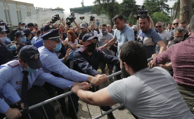 “DY PUNONJËS POLICIE JANË LËNDUAR”/ Policia e Shtetit tjetër deklaratë: Shprehim keqardhje për akuzat në lidhje me…
