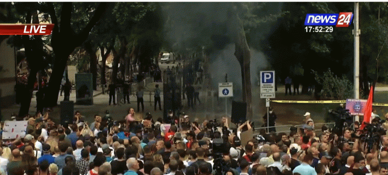 PLAS NË PROTESTË/ Hidhen kapsolla, tymi mbulon turmën, thirrje: Provokuesit të largohen