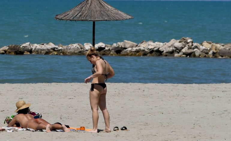 KORONAVIRUSI/ Plazhi këtë verë: Çadrat 3.5 metra larg njëra tjetrës, 3 metra distance edhe në det