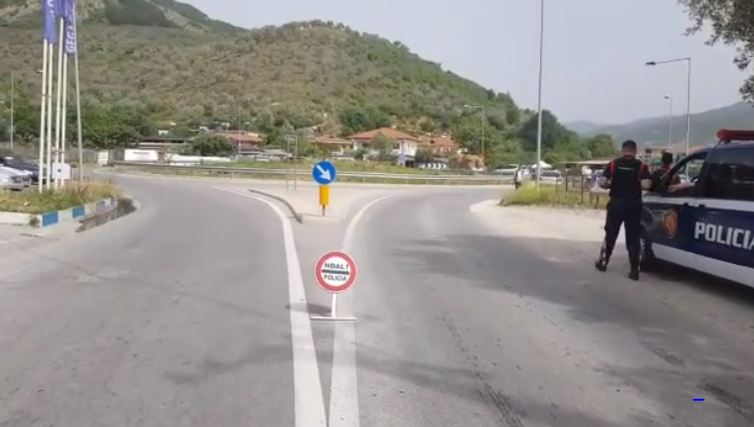 “IZOLOHET” TIRANA/ Në Elbasan postbllok policie ndalohen makinat që udhëtojnë drejt kryeqytetit (VIDEO)
