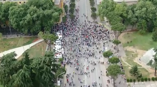 SHEMBJA E TEATRIT/ Pamjet me dron. Ja pjesëmarrja e artistëve dhe opozitës për Teatrin (VIDEO)