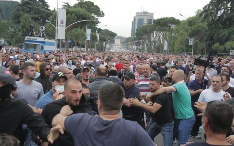 TEATRI/ Momenti kur plas grushti mes militantëve të PD dhe qytetarëve, që kërkonin largimin e Bashës nga protesta (FOTOT)