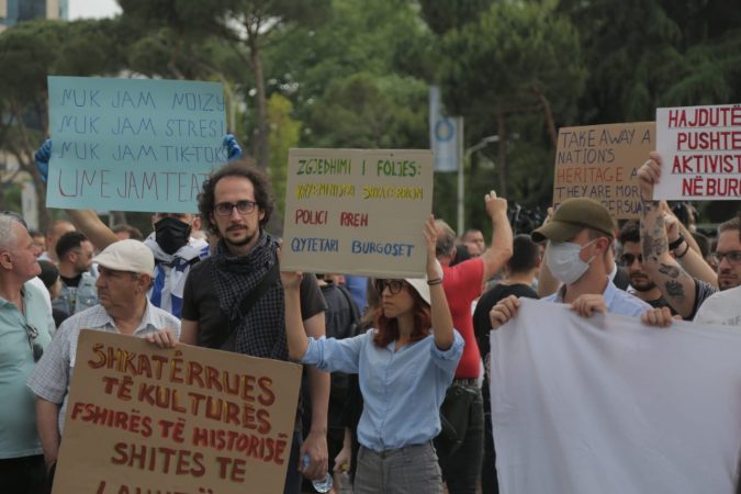 SHEMBJA E TEATRIT/ Thirrje në kor, protestuesit kërkojnë shpërndarjen e Parlamentit