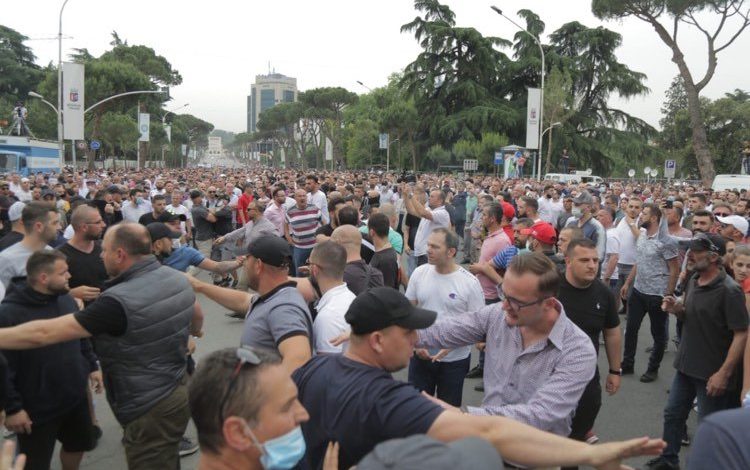 MBËSHTETËSJA E LSI-SË HEDH KAPSOLLE MES PROTESTUESVE/ Plagoset gazetarja: Flisni për Kushtetutën këtu, jo Teatrin