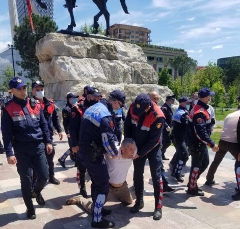 PROTESTA KUNDËR MASAVE KUFIZUESE/ Në hetim 4 protestues… Sazan Guri dhe 2 organizatorët gjobiten dhe me 500 mijë lekë