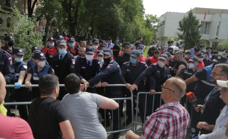 PAMJET/ Tensionohet situata tek Teatri, protestuesit përplasen me policinë (FOTO)