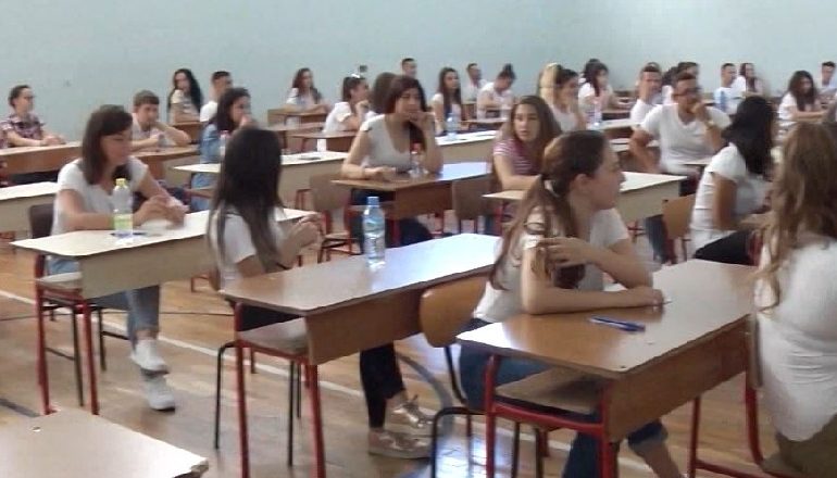 MATURANTËT NË RRESHT ME 2 METRA LARGËSI”/ Ja si do bëhen provimet