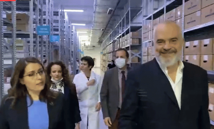 “DERI DJE ASNJË GARANCI PËR BARNAT”/ Rama poston pamjet: Sot kemi depo moderne ilacesh të standardeve europiane (VIDEO)