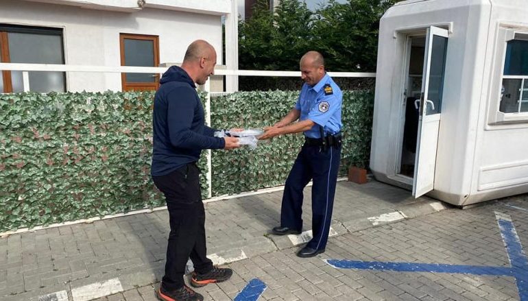 FITER BAJRAMI/ Haradinaj iu shpërndan ëmbëlsira policëve pranë shtëpisë së tij (FOTO)