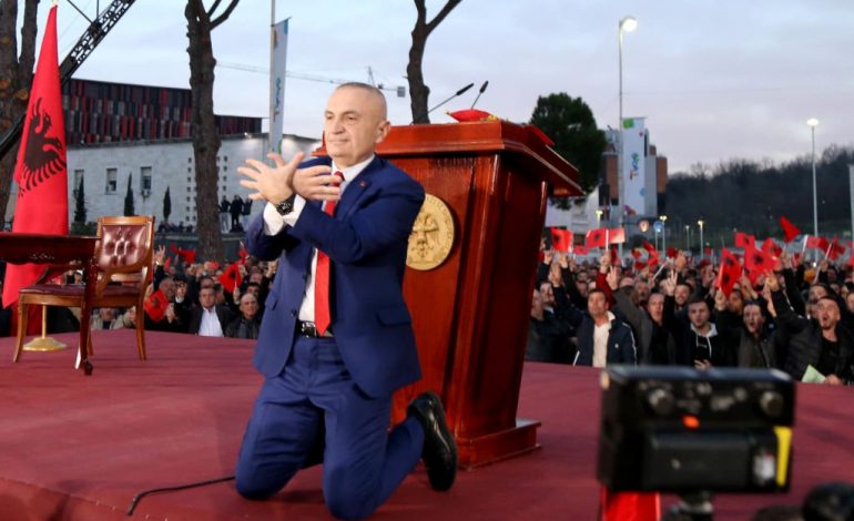 NIS ME “AVAZIN” E MESAZHEVE PARA PROTESTE/ Meta: Kjo dhunë ka vetëm një emër! Të bashkohemi për…
