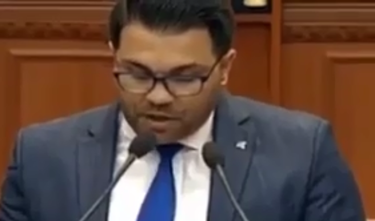 DEPUTETI I LISTËS BASHA/ Reciton me pathos “Ah moj Shqypni” dhe thotë se e ka shkruar… Gjergj Fishta