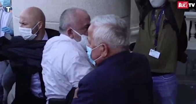 SHERR ME GRUSHTE NË PARLAMENTIN E SERBISË/ Shihni deputetët me maska si përleshen me njëri-tjetrin (VIDEO)