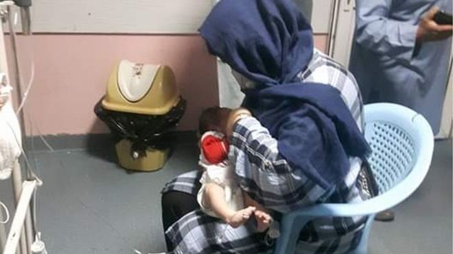 PREKËSE/ Gruaja ushqen me gji foshnjat jetime, nënat e tyre u vranë në sulmin me bombë