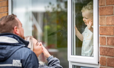 PAMJE QË TË "COPTOJNË" ZEMRËN/ Nëna infermiere takon djalin dy vjeçar përmes dritares (FOTOT)