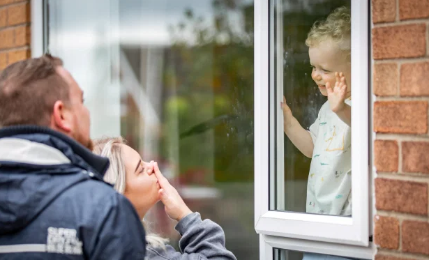 PAMJE QË TË “COPTOJNË” ZEMRËN/ Nëna infermiere takon djalin dy vjeçar përmes dritares (FOTOT)