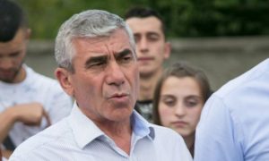 SHEMBJA E TEATRIT/ Ish deputeti i PD-së bën thirrje: Të rrethohet Kryeministria, të mos hyjë Rama më në zyrë. Të mos shpresojmë se ai do bjerë vetë