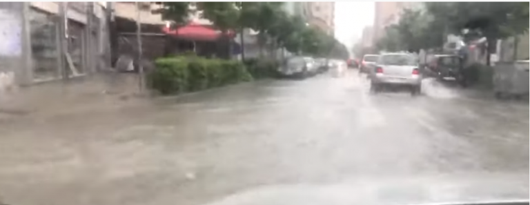 DURRËSI “MBËRTHEHET” NGA STUHIA/ Disa rrugë të përmbytura, shëtitorja bregdetare e pakalueshme (VIDEO)