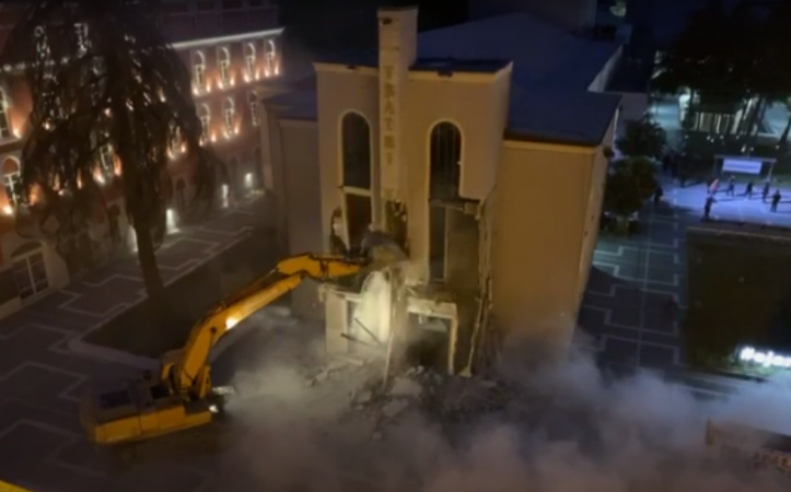 SHEMBET TEATRI KOMBËTAR/ Ja momenti kur prishet në pjesën ballore nga fadromat (VIDEO)