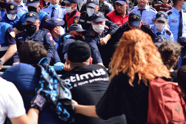 PËRPLASJET TEK TEATRI/ Policia: U lënduan 7 efektivë, arrestuam 7 persona (Apeli për organizatorët)