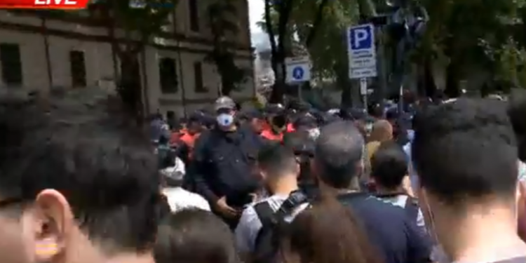 SHEMBJA E TEATRIT/ Aktori Neritan Liçaj lirohet prej komisariatit 4 dhe iu bashkohet protestuesve