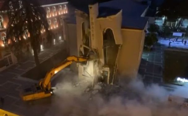 PAMJET/ Momenti kur shembet Teatri Kombëtar (VIDEO)