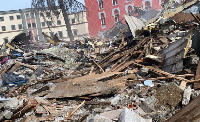 PAMJET/ Ja çfarë ka mbetur pas prishjes së Teatrit (FOTO)
