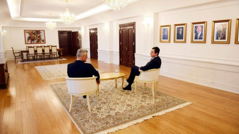 “S’KA DILEMA”/ Kurti nuk tërhiqet: Marrëveshje sekrete mes Thaçit e Vuçiçit
