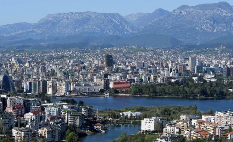 APARTAMENTE MË TË SHTRENJTA SE NË PARIS E VJENË/ Në kullat e Tiranës shitet një parkim 40 mijë euro dhe një dyqan mbi 1 milion euro