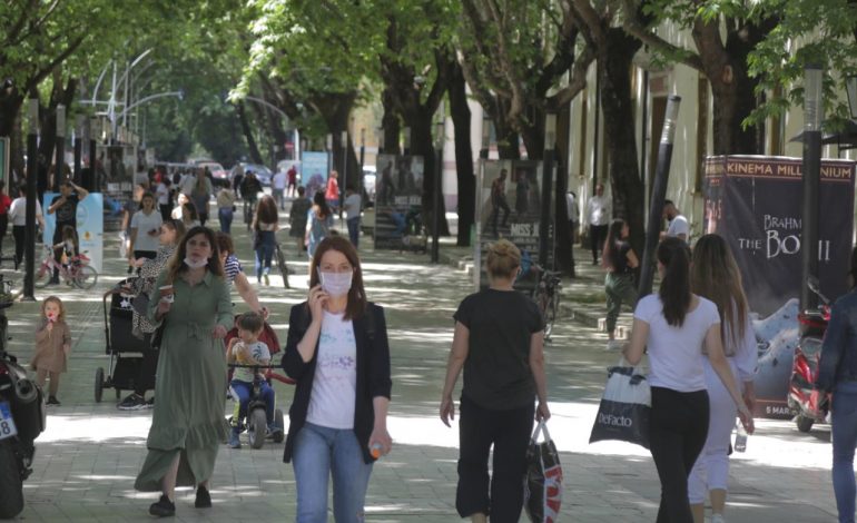 TIRANA ZONË E KUQE/ Rrugët e mbushura plot me njerëz, pamjet si në ditë normale. Lokalet nisin përgatitjet për hapje (FOTO)