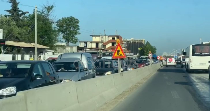 LEHTËSIMI I MASAVE/ Rikthehet trafiku në Tiranë, fluks automjetesh nga Zogu i Zi tek kthesa e Kamzës (VIDEO)