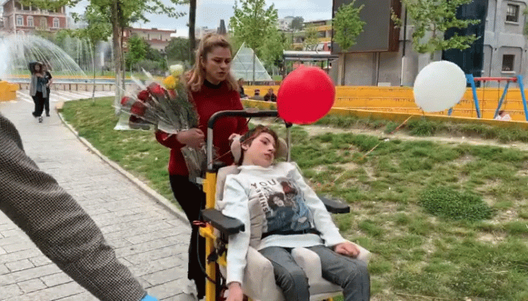 HISTORIA E TRISHTË VJEN NGA FIERI/ Nëna nxjerr shëtitje vajzën e saj të sëmurë, mesazhi i fortë: Rrini në shtëpi për veten dhe Ertën (VIDEO)