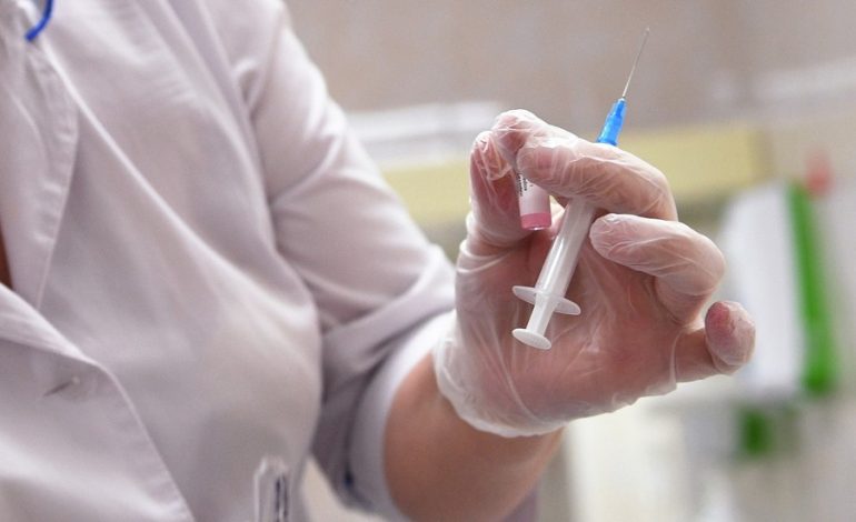 KORONAVIRUSI/ Shkencëtarët në Rusi testojnë vaksinën kundër Covid-19 te vetja