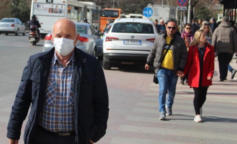 SHTOHEN 14 ZONA TË GJELBËRA/ Të hënën 11 maj, hapen parukeritë, klinikat dentare, berberët e dyqanet në qendrat tregtare