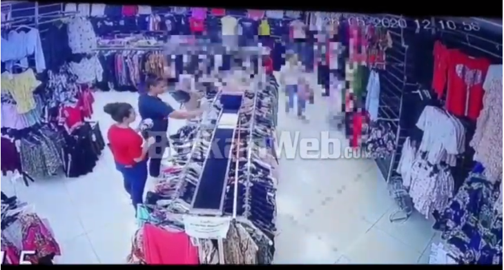 NDODH NË MES TË DITËS/ Shikoni si vidhen rrobat në butikun në Vlorë, dy vajza hapin çantën dhe… (VIDEO)