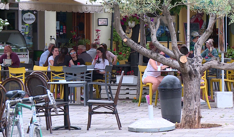 HAPEN BARET DHE RESTORANTET/ Dita e parë, të gjithë në kafen e ritakimit me miqtë (VIDEO)