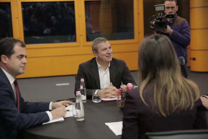 VIJON MBLEDHJA E KËSHILLIT POLITIK/ Përfaqësuesi i SHBA diskuton veçmas me Gjiknurin dhe Bylykbashin