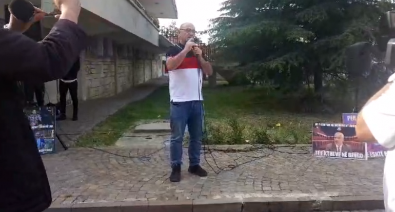 ALEANCA PËR TEATRIN NDALET NË LEZHË/ Budina: Të lidhim Besëlidhjen, do ngulim flamurin kombëtar në sheshin e Teatrit