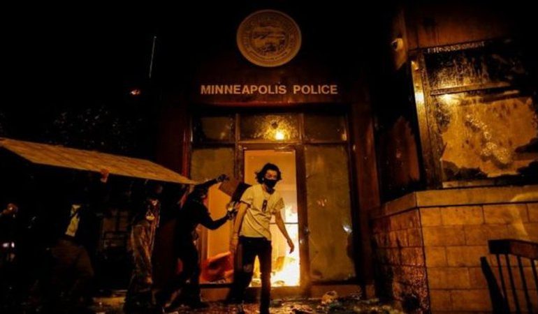 VRASJA E GEORGE FLOYD/ Protestuesit djegin stacioni i policisë në Minneapolis