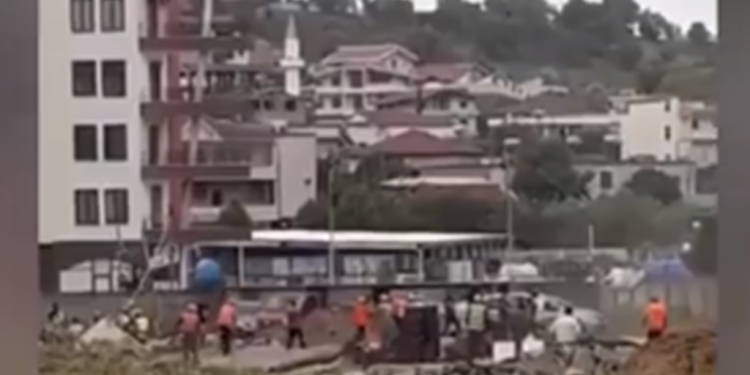 BIE NGA SKELA E PALLATIT NJË PUNËTOR NË TIRANË/ Dëshmitarët filmojnë pamjet e para (VIDEO)
