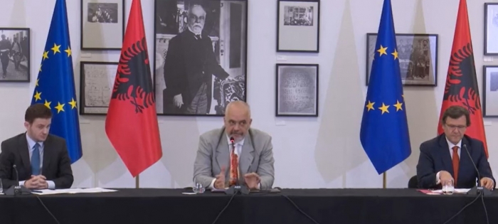 “SA PARA DO SHKOJNË PËR GRUPIN NEGOCIATOR?” Rama injoron gazetaren duke…
