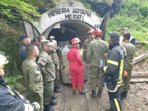 I ZURI POSHTË NJË GUR I MADH/ Nxirren pas 14 orësh trupat e pajetë të dy minatorëve kosovarë