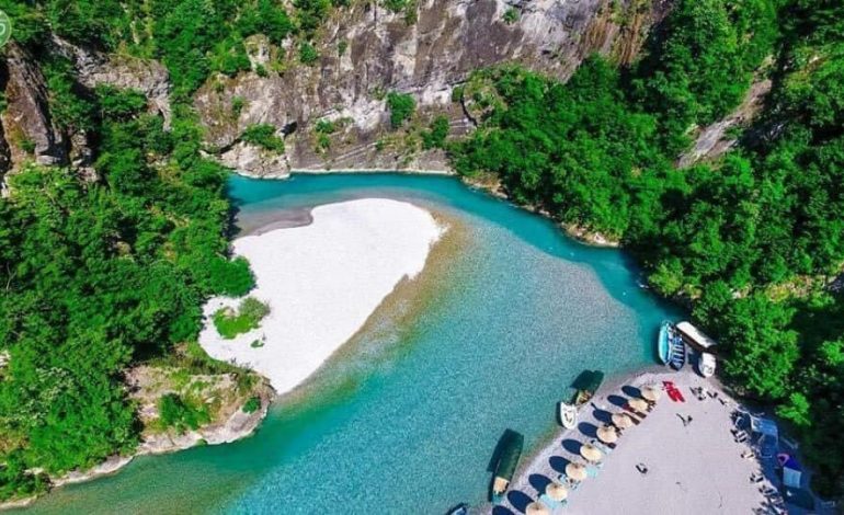 DESTINACIONI I DITËS/ Lumi i Shalës, kjo mrekulli shqiptare që ofron mundësi të shumta argëtimi (FOTOT)