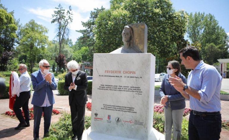 DITA BOTËRORE E MUZIKËS/ Rehabilitohet lulishtja “Frederic Chopin” në hyrje të Liqenit Artificial